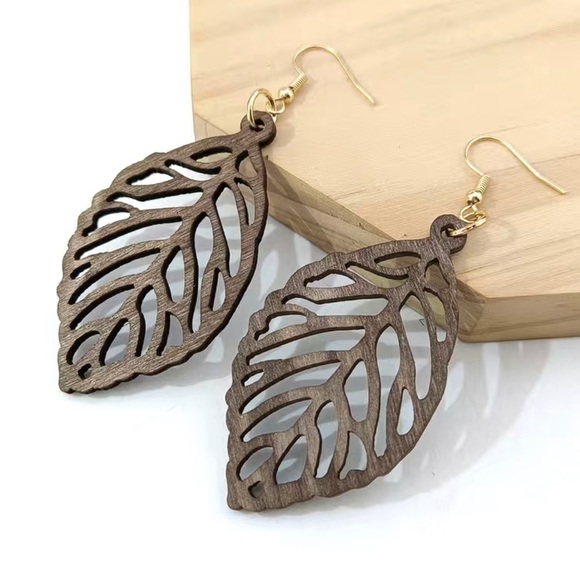 Gorgeous Brown Wooden Leaf Drop Earrings Nwt - Picture 1 of 2